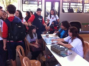 Postos volantes de vacinação contra dengue continuam em Maringá